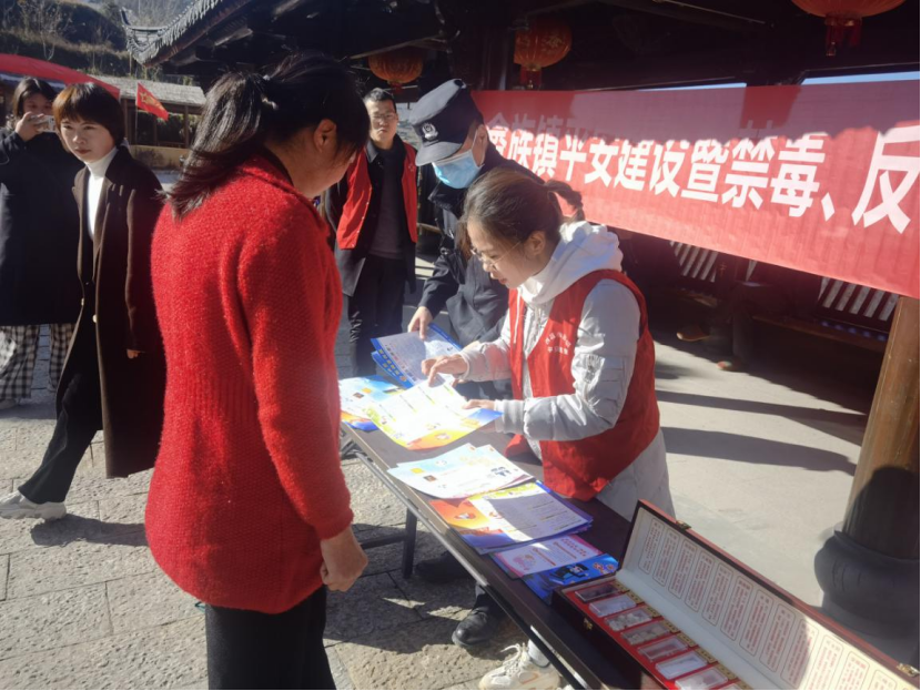 温州文成西坑畲族镇结合“宪法宣传日”开展“反对邪教 相信科学”集中宣传活动178.png 温州文成西坑畲族镇结合“宪法宣传日”开展“反对邪教 相信科学”集中宣传活动178.png